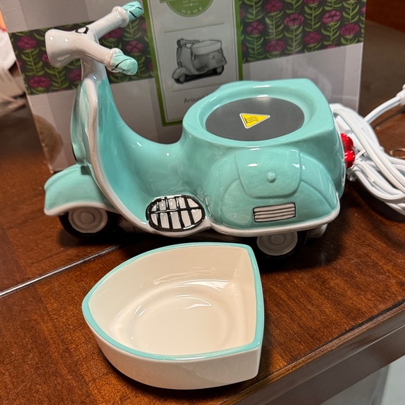 Scentsy Teal Around Town Retired Scooter Wax Warmer - Picture 2 of 5